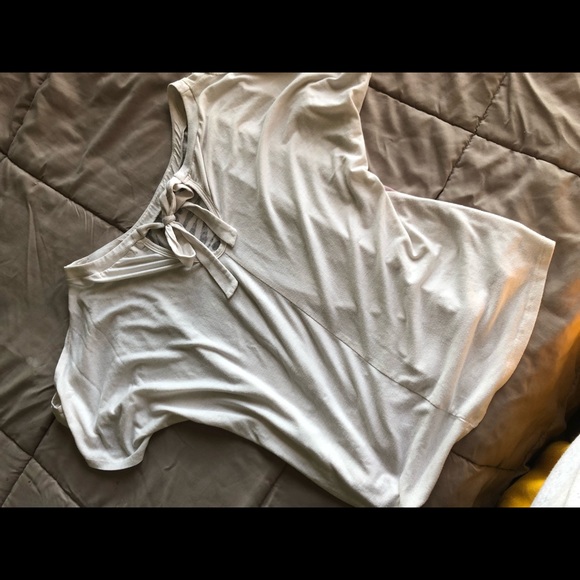 🦋 5/$25! 曆 Cold shoulder summer tee - Picture 7 of 7